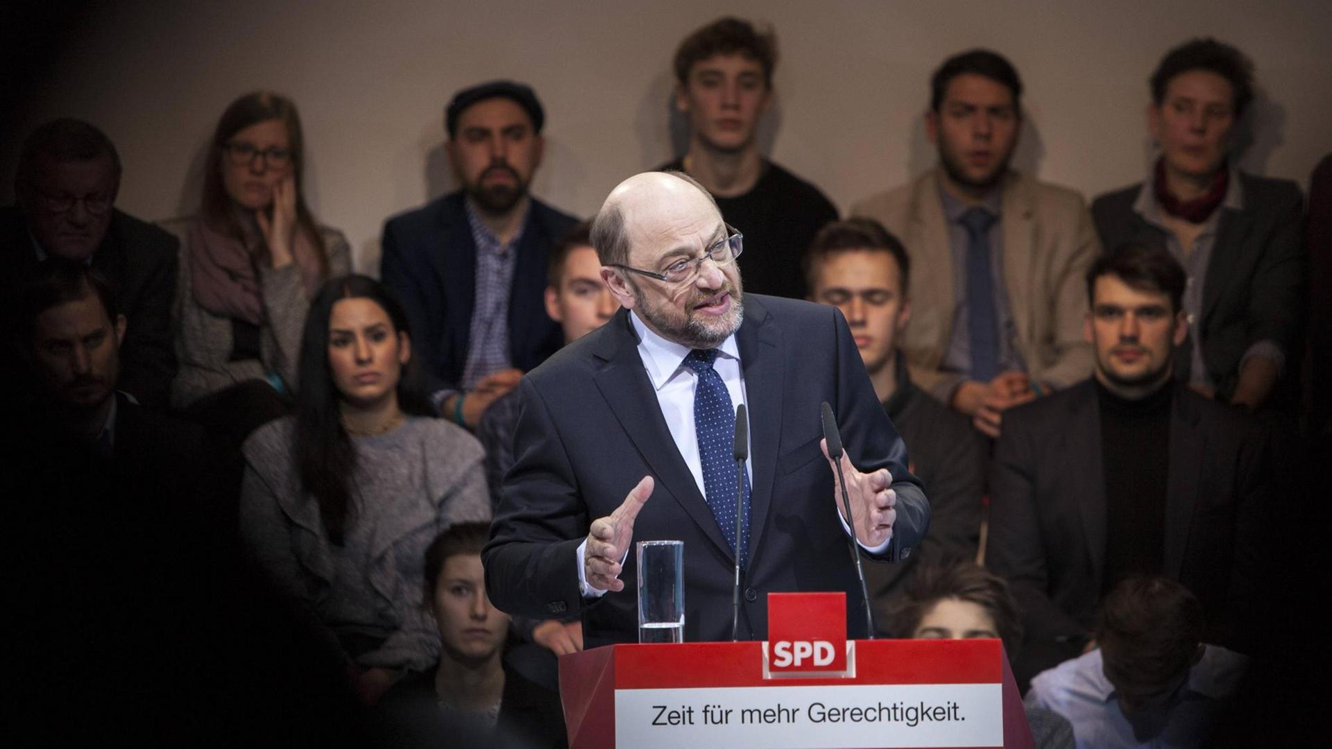 Martin Schulz hält eine Rede, hinter ihm sitzen Menschen