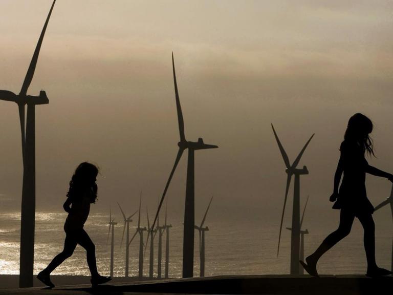 Zwei Mädchen laufen durch den Wind Power Park Canela in Coquimbo, Chile