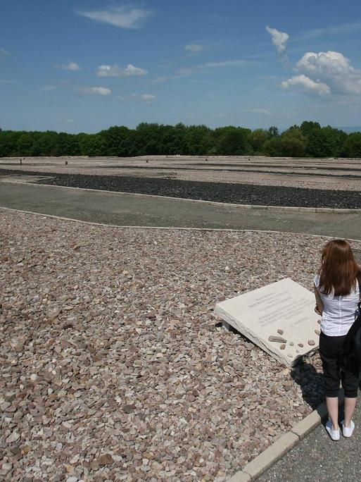 Besucher auf dem Platz der ehemaligen Lagerblocks - Gedenkstätte Konzentrationslager Buchenwald bei Weimar