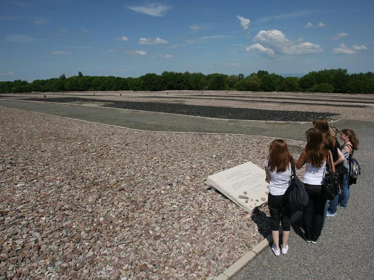 Besucher auf dem Platz der ehemaligen Lagerblocks - Gedenkstätte Konzentrationslager Buchenwald bei Weimar