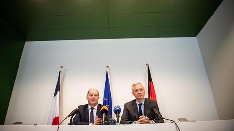 14.06.2019, Luxemburg: Olaf Scholz (SPD, l), Bundesfinanzminister und Bruno Le Maire (r), Wirtschaftsminister von Frankreich, geben nach dem Eurogruppentreffen eine gemeinsame Pressekonferenz. Bei dem Treffen haben in der Nacht zu Freitag die Finanzminister der Euroländer Fortschritte beim umstrittenen Eurozonenbudget erzielt. Foto: Arne Immanuel Bänsch/dpa | Verwendung weltweit