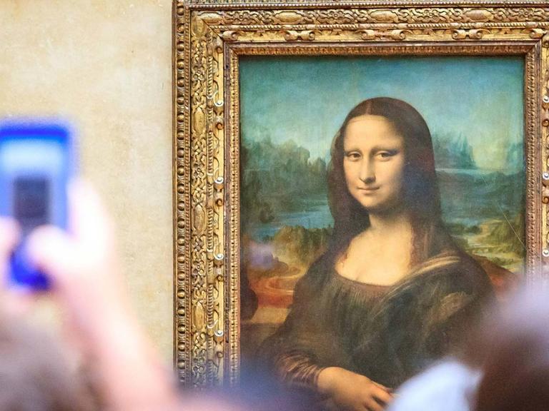Das weltberühmte Ölgemälde "Mona Lisa" von Leonardo da Vinci hängt im Louvre Museum in Paris.