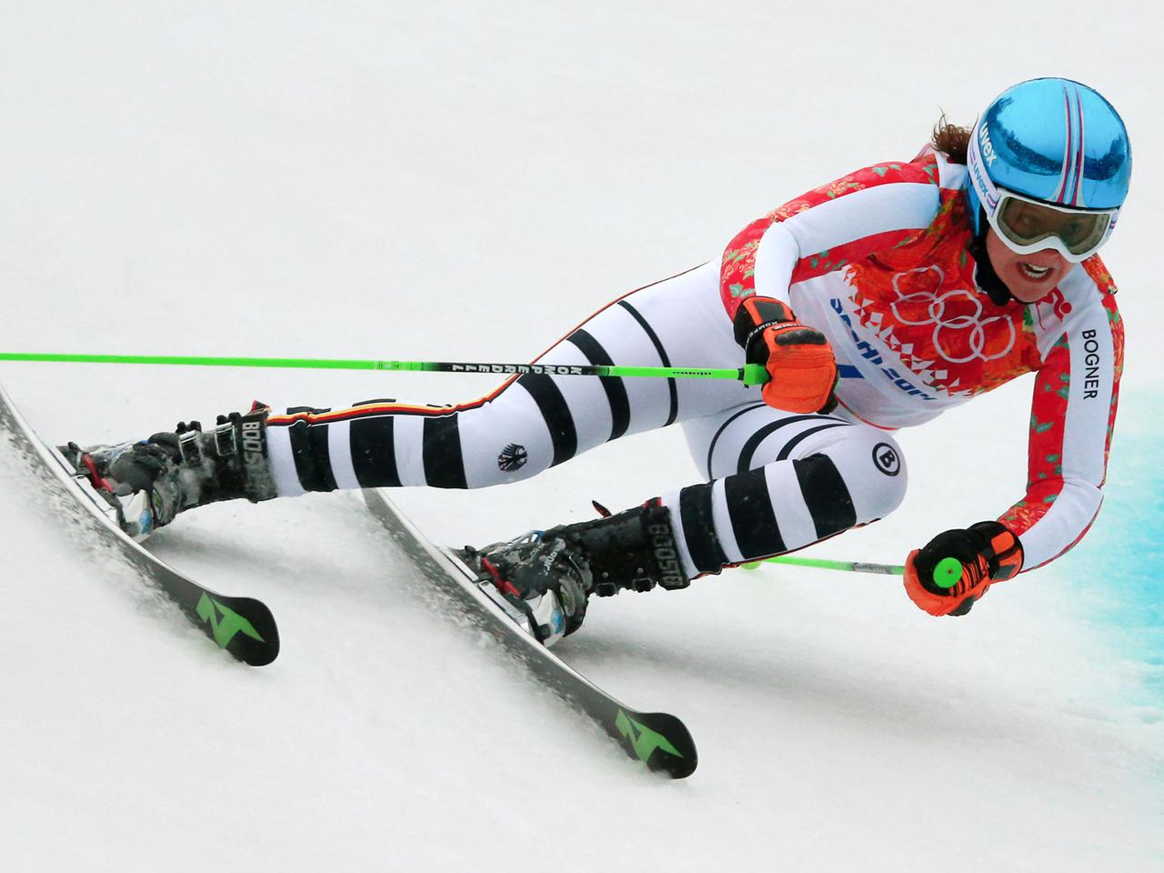 Viktoria Rebensburg legt sich mit ihren Skiern beim Abfahrtslauf in eine enge Linkskurve