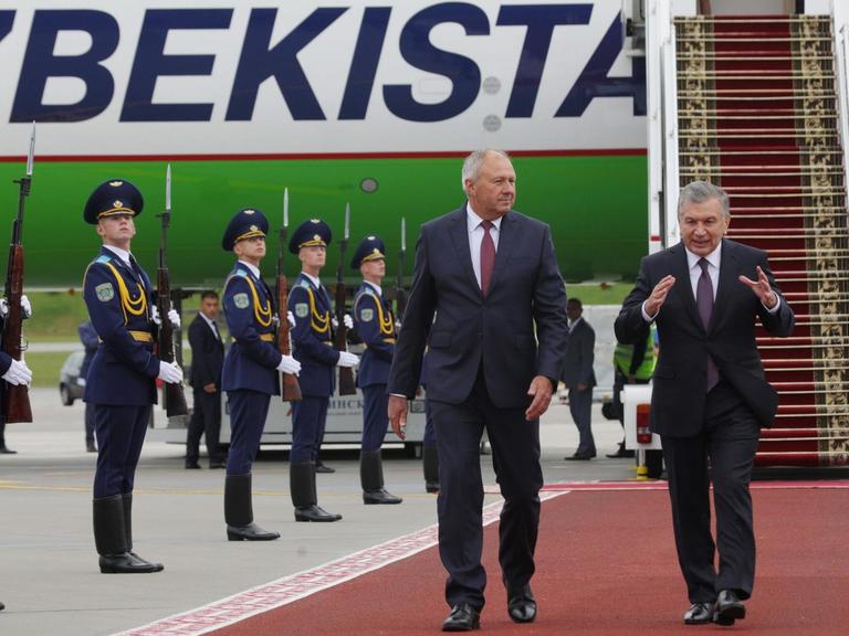 Usbekistans Präsident Shavkat Mirziyoyev (r.), hier mit dem weißrussischen Ministerpräsidenten Sjarhej Rumas