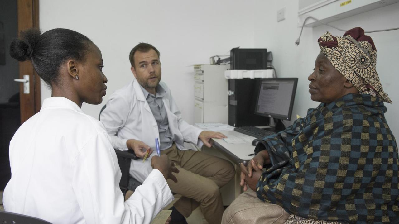 Lilian Mbaga und Oliver Henke in der Sprechstunde mit einer Patientin.