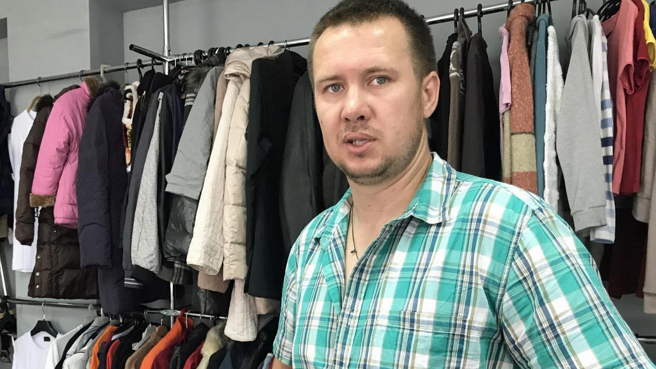 Ruslan Wachapow von der Gefangenen-Hilfsorganisation "Rus Sidjaschaja" vor Kleiderspenden