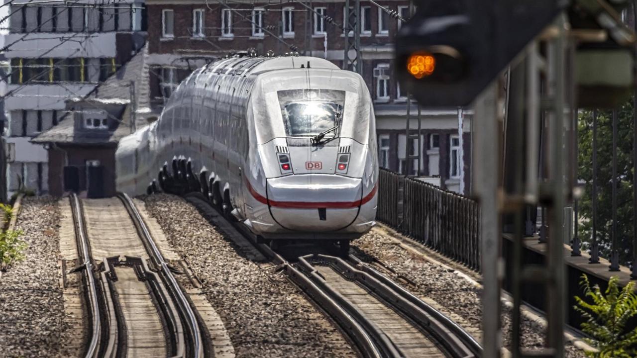 Bahnbrücke in Mannheim mit Zug der Deutschen Bahn. Bahnbrücke in Mannheim mit Zug der Deutschen Bahn.