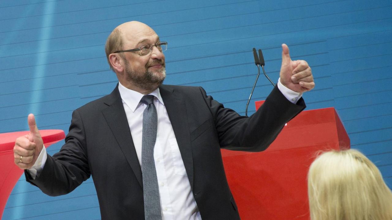 Martin Schulz zeigt mit beiden Händen "Daumen hoch".