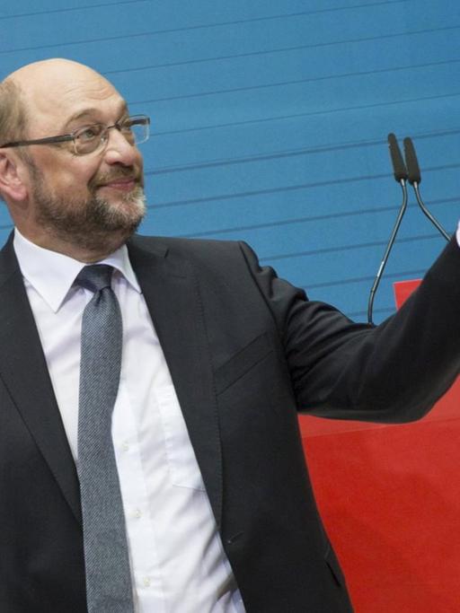 Martin Schulz zeigt mit beiden Händen "Daumen hoch".