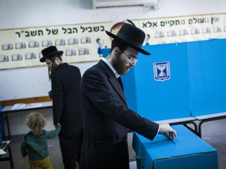 Ein ultra-orthodoxer Jude gibt bei den israelischen Parlamentswahlen in einem Wahllokal seine Stimme ab.
