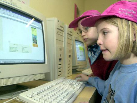 Internet in der Schule: Kinder surfen unter Aufsicht durchs Netz Internet in der Schule: Kinder surfen unter Aufsicht durchs Netz