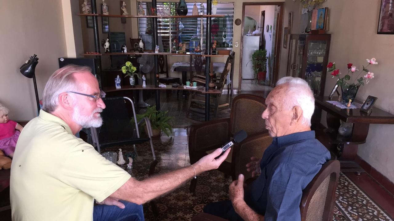 Der Kubaner Rodi Rodriguez hat empfängt noch heute Rente aus seiner Zeit als Mitarbeiter auf der US-Militärbasis Guantanamo. Hier sitzt er mit Burkhard Birke bei ihm zuhause beim Interview.