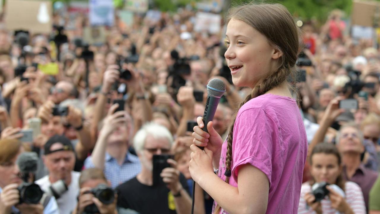 Tausende Schüler nehmen zusammen mit der schwedischen Klima-Aktivistin Greta Thunberg an der Fridays for Future Demonstration teil.