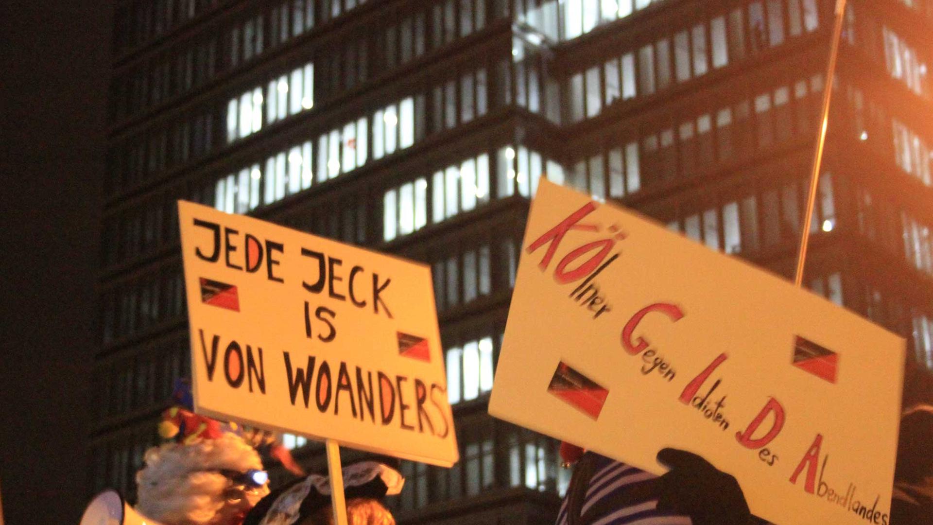Narren in Köln mit Schildern gegen die Pegida-Demonstrationen.