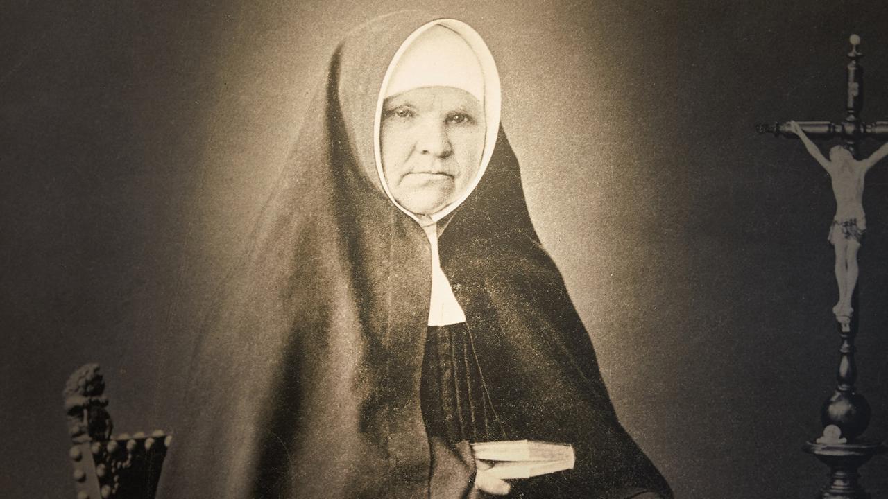 Ein Porträt der Ordensschwester Maria Katharina Kasper (1820-1898) ist im Mutterhaus der Dernbacher Schwestern zu sehen.