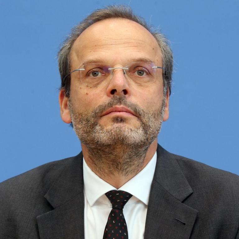 Felix Klein, Bundesbeauftragter für jüdisches Leben in Deutschland, beantwortet auf einer Pressekonferenz zum Thema Jüdisches Leben in Deutschland - ein Jahr nach dem Anschlag in Halle Fragen von Journalisten.