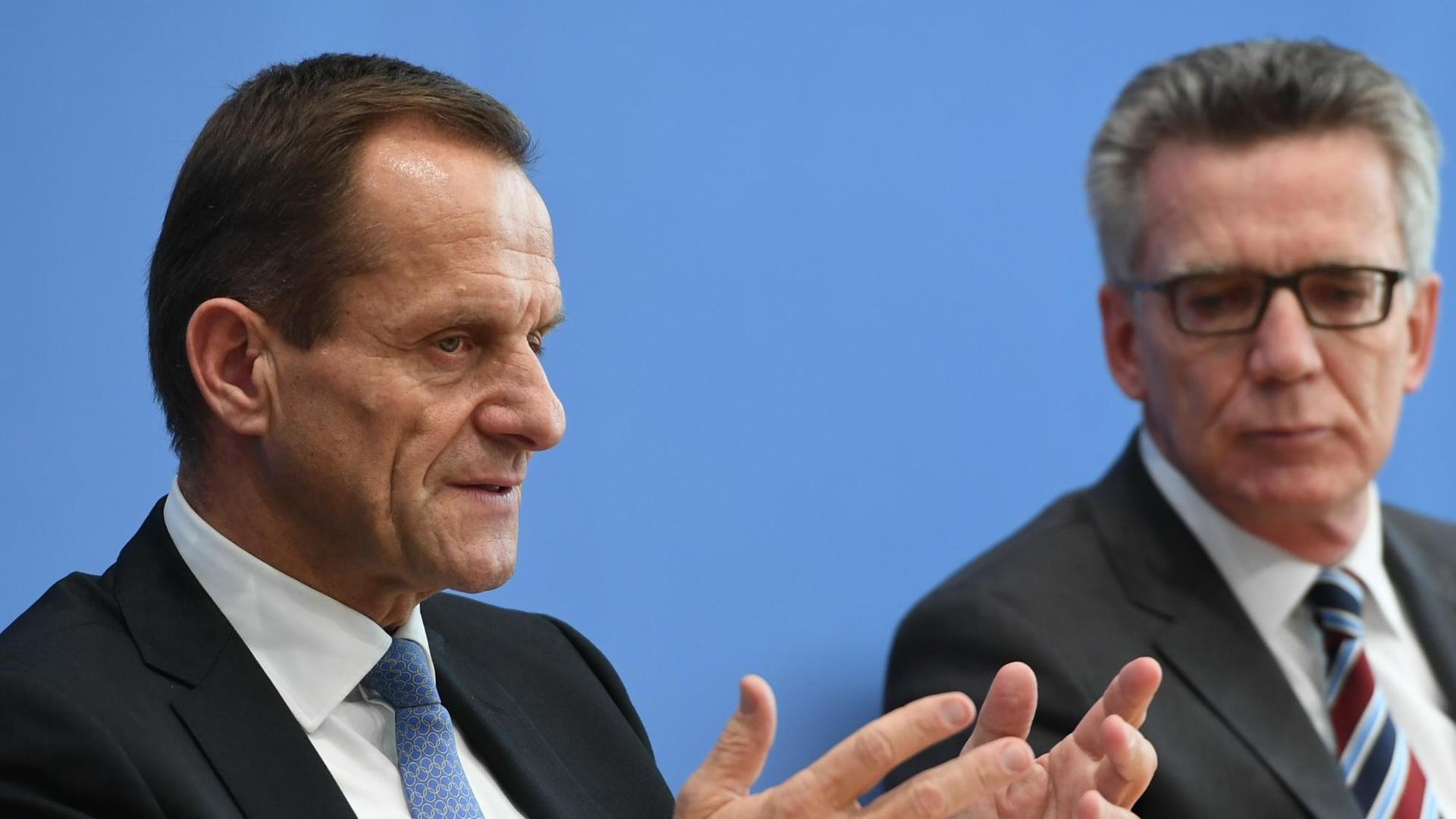 DOSB-Präsident Hörmann und Bundesinnenminister de Maiziére präsentieren die Reform des Leistungssports