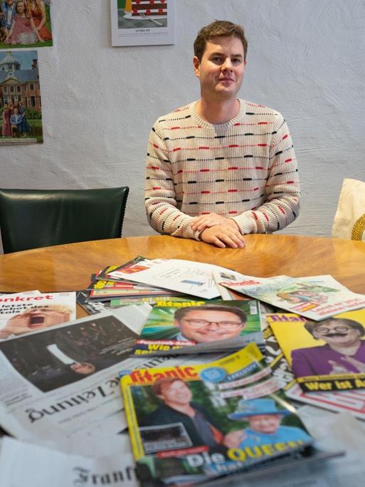 Moritz Hürtgen, Chefredakteur des Satiremagazins "Titanic", am Konferenztisch in den Redaktionsräumen