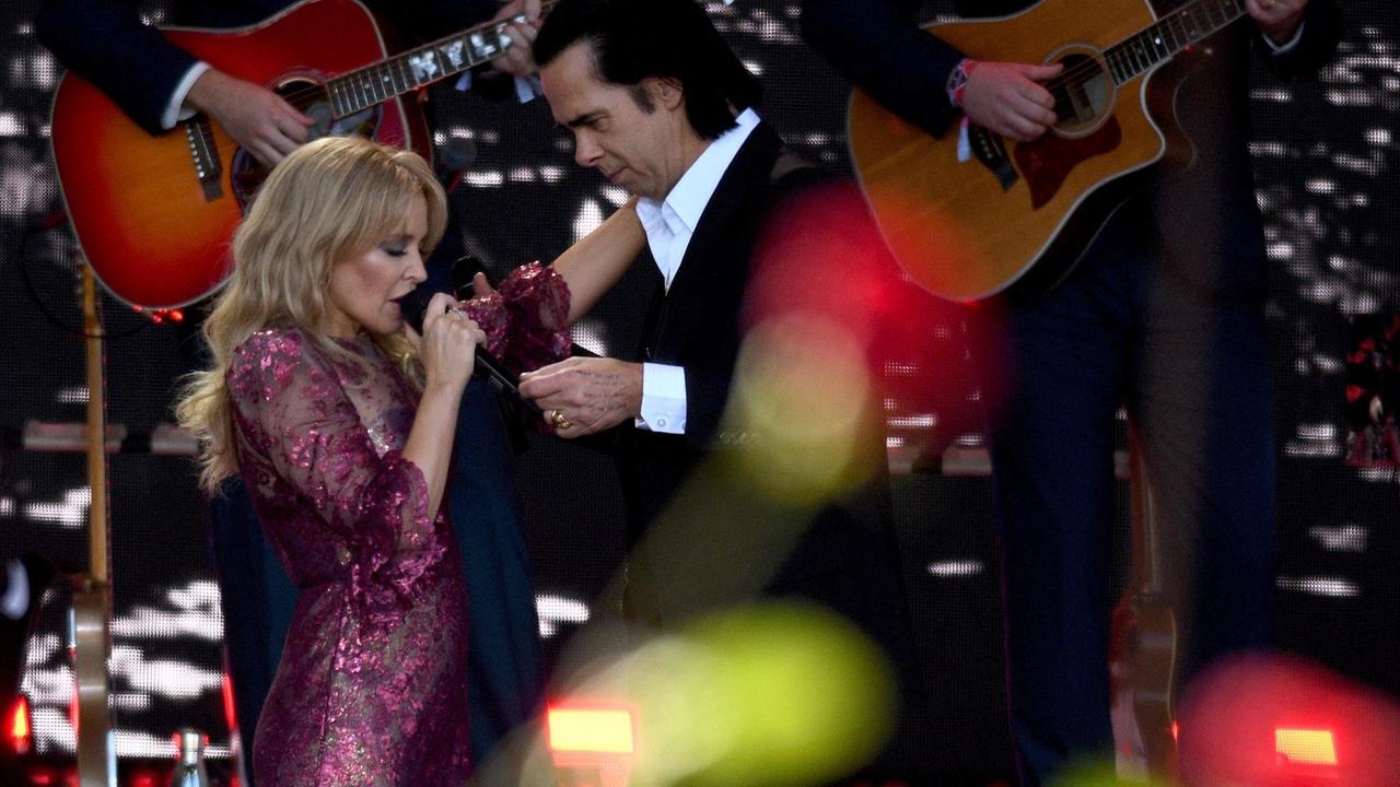 Kylie Minogue und Nick Cave singen gemeinsam auf der Bühne.