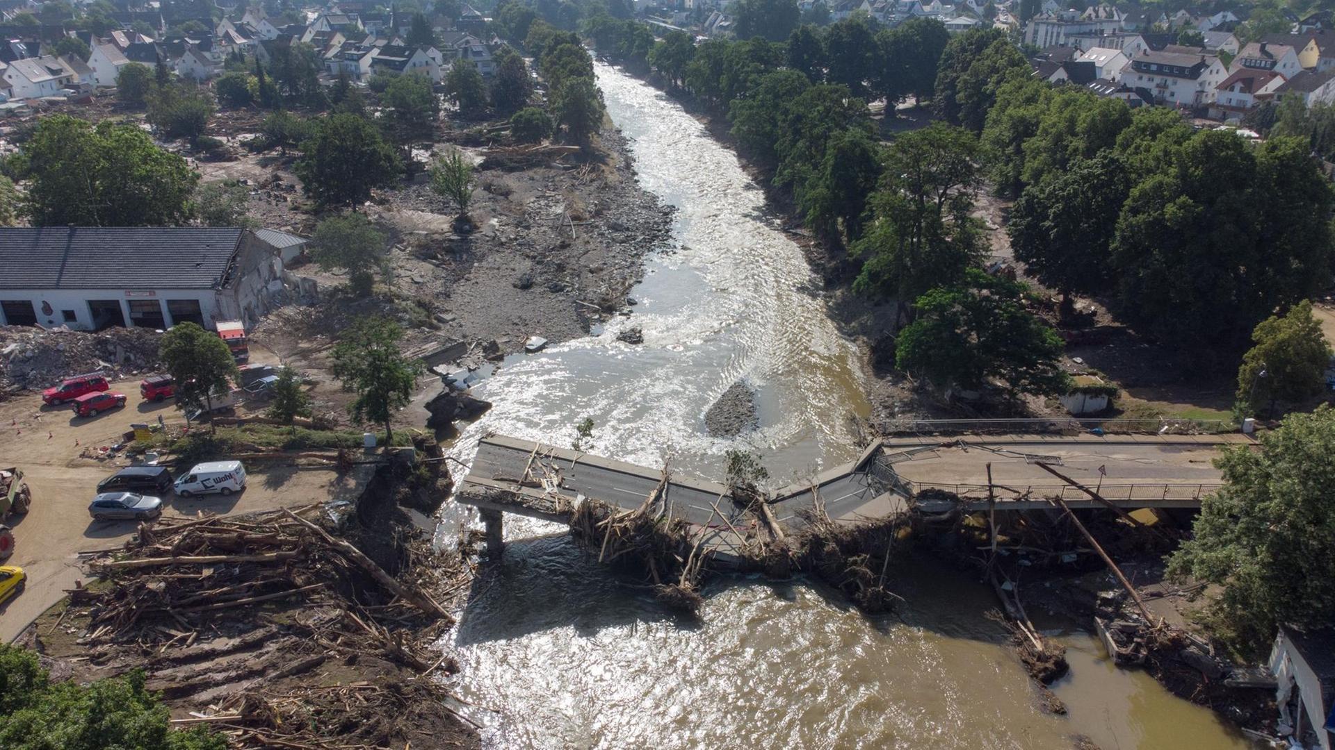 Völlig zerstört ist diese Brücke über die Ahr in Ahrweiler nach der Flutkatastrophe (Luftaufnahme mit einer Drohne)