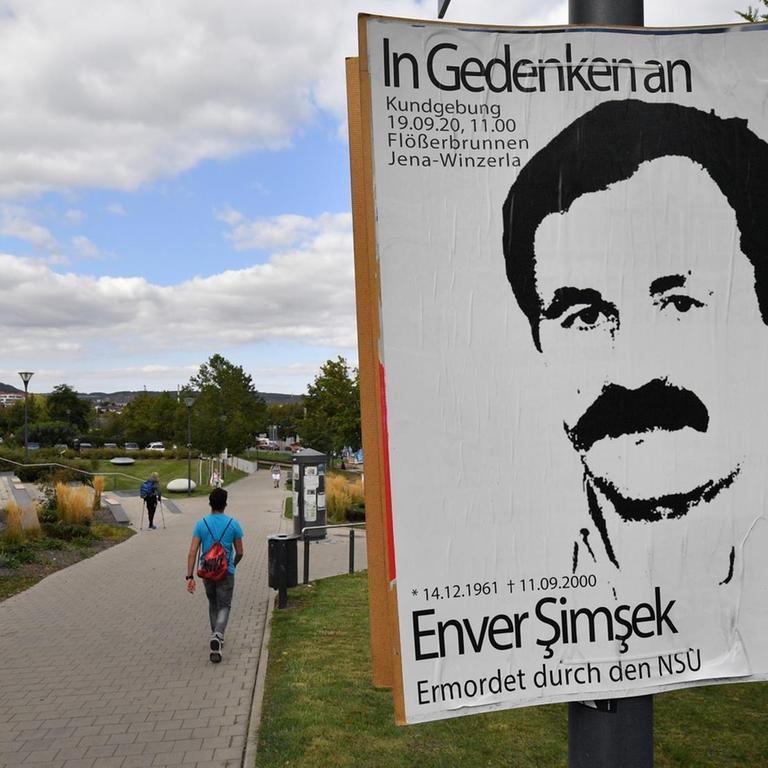 Auf einem Plakat wird zu einer Gedenkkundgebung am Enver-Simsek-Platz in Jena aufgerufen. Die Namensweihung des Platzes fand am 19. September 2020 statt. Am 9. September 2000 wurde Enver Simsek in Nürnberg niedergeschossen und starb zwei Tage später. Er gilt als das erste Opfer der rassistisch motivierten Mordserie des NSU.