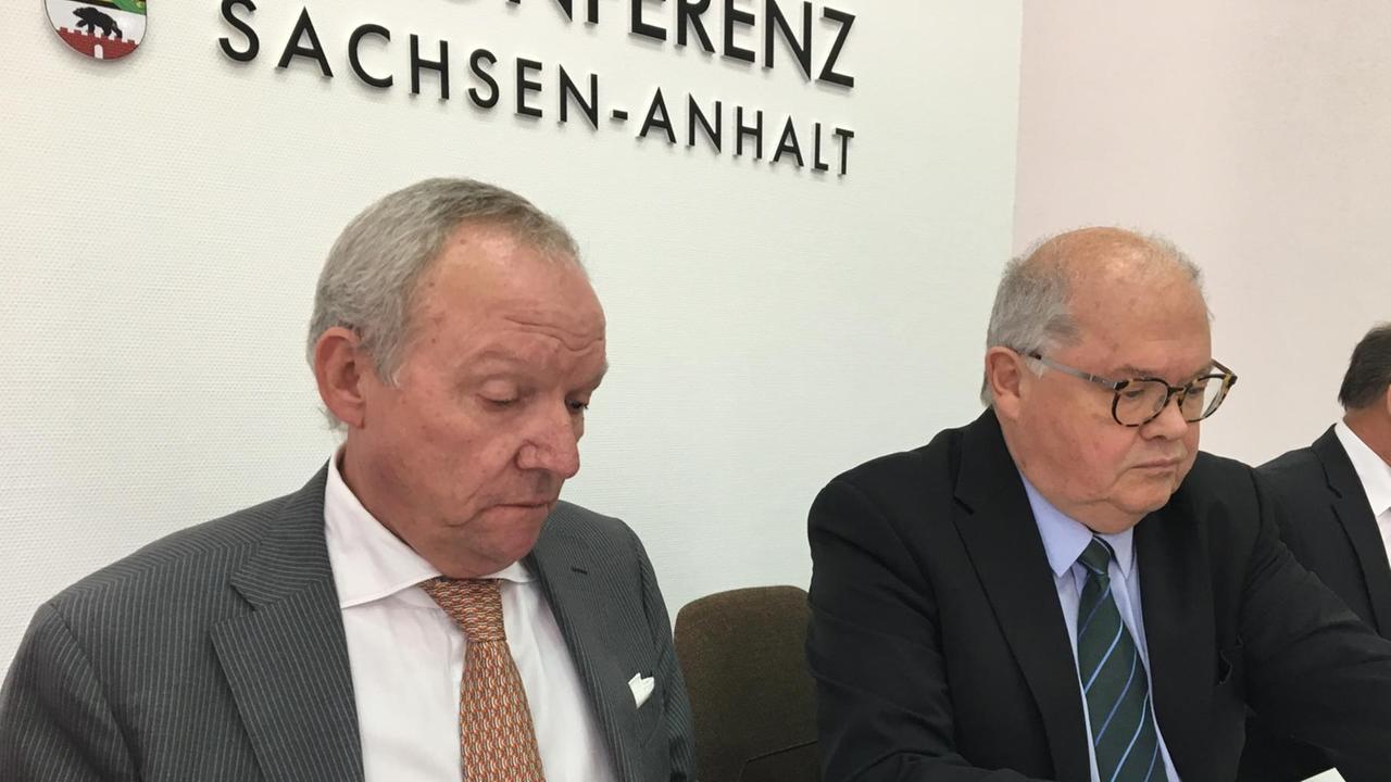 Jerzy Montag und Manfred Nötzel bei iner Pressekonferenz