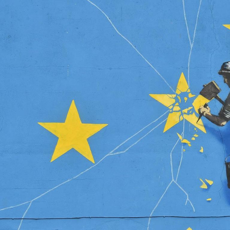 Ein Wandbild von Banksy in der britischen Hafenstadt Dover zeigte eine riesige EU-Flagge und einen Arbeiter, der einen Stern aus der Flagge heraus meißelt.