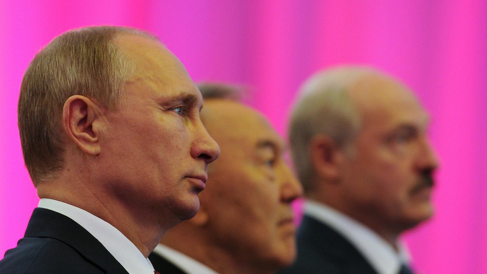 Von links: Russlands Präsident Putin, Präsident Nazarbayev aus Kasachstan und Weißrusslands Präsident Lukashenko nach Vertragsschluss