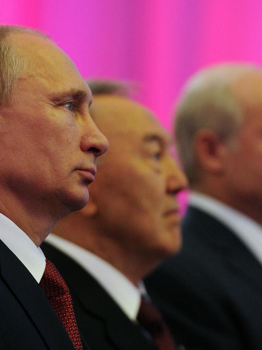 Von links: Russlands Präsident Putin, Präsident Nazarbayev aus Kasachstan und Weißrusslands Präsident Lukashenko nach Vertragsschluss
