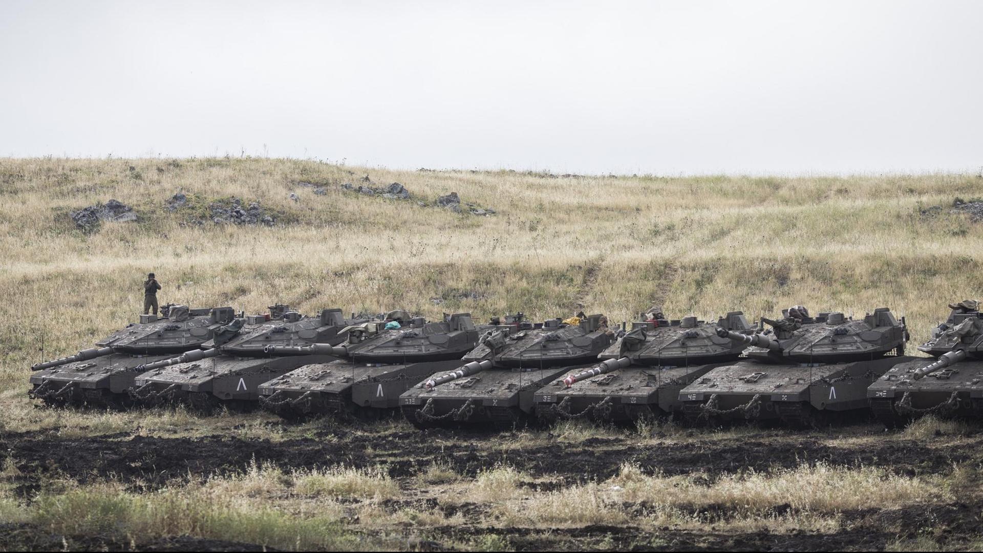 Israelische Panzer an der Grenze zu Syrien Israelische Panzer an der Grenze zu Syrien