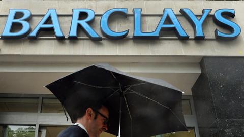 Ein Fußgänger geht im Regen an einer Filiale der Barclays Bank in London vorbei.