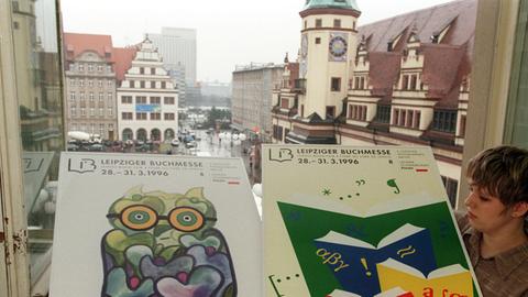 Blick aus dem Messehaus auf das Rathaus Leipzig