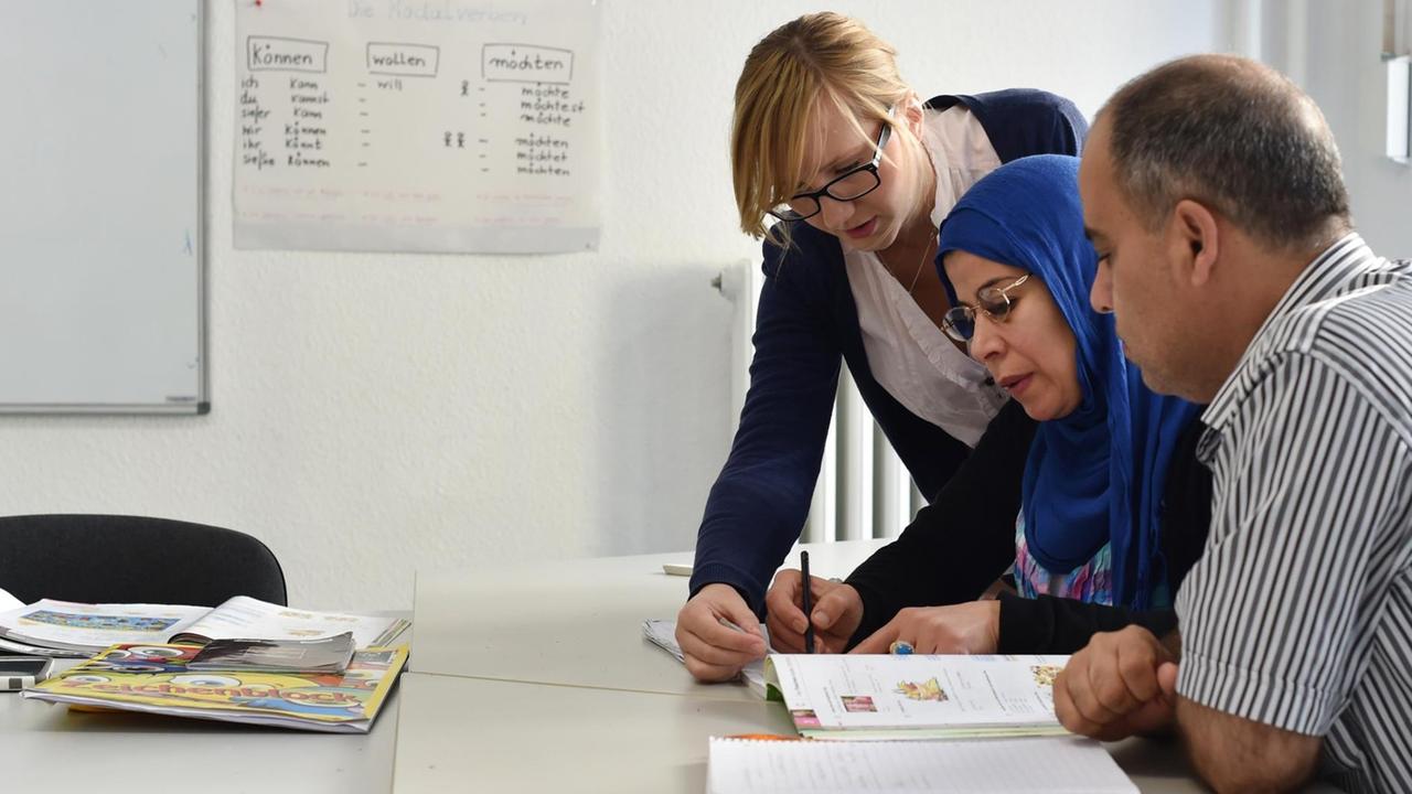 Zuwanderer aus verschiedenen Ländern nehmen am 18.09.2014 in Berlin an einem "Integrationskurs Deutsch" im Sprach- und Integrationszentrum in der Braunschweiger Straße in Neukölln teil.