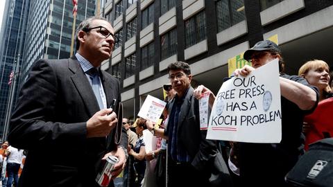 Proteste gegen den Verkauf der Tribune Company an die Koch-Brüder in New York, USA am 29. Mai 2013