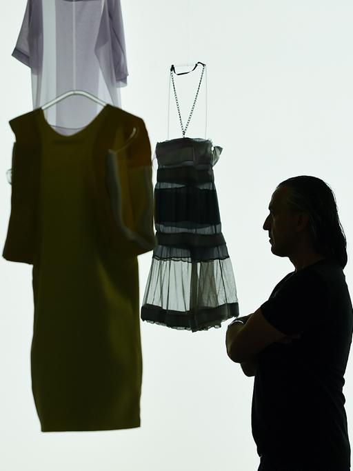 Der Designer Kostas Murkudis zwischen Stücken einer Kollektion im Museum für Moderne Kunst in Frankfurt.