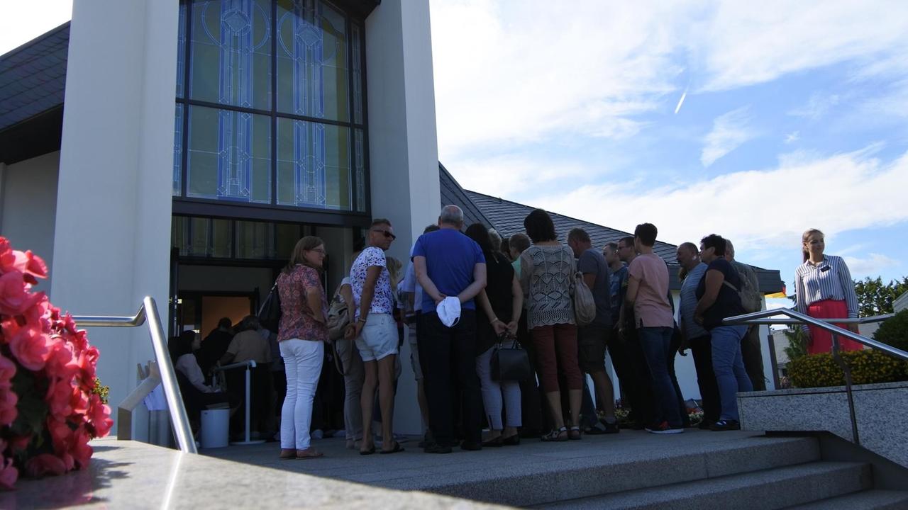 Besucher vor dem Freiberg-Tempel.