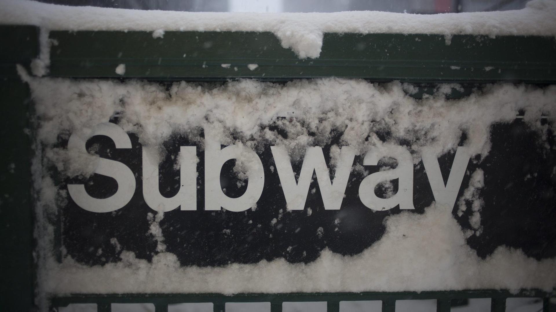Ein verschneites Subway-Schild.