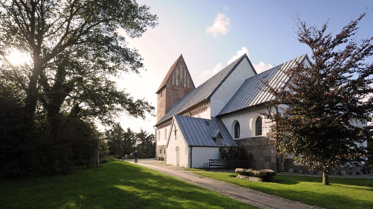 Die evangelischen Kirche St. Severin aufgenommen am 15.09.2011 in Keitum auf Sylt