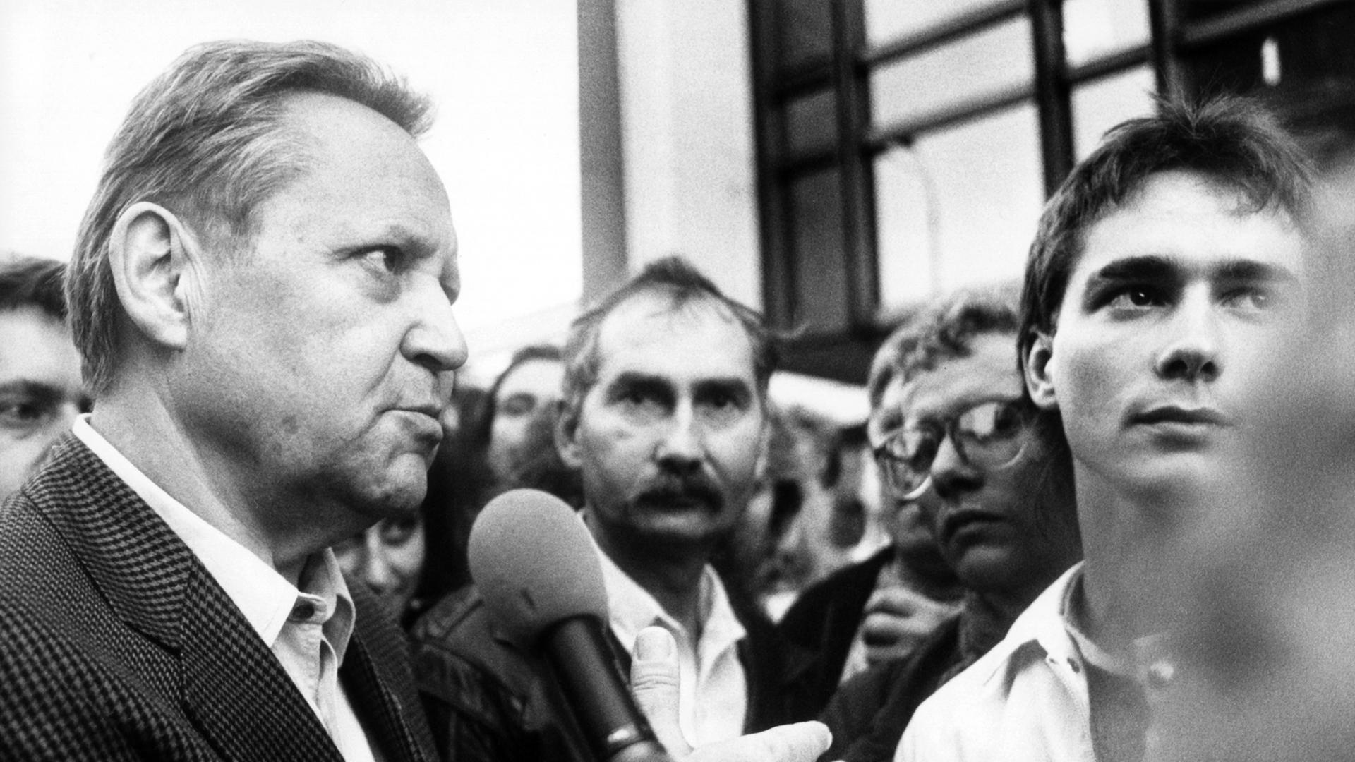 Zu sehen ist Günter Schabowski im Gespräch mit Demonstranten am 21. Oktober 1989 in Ost-Berlin.