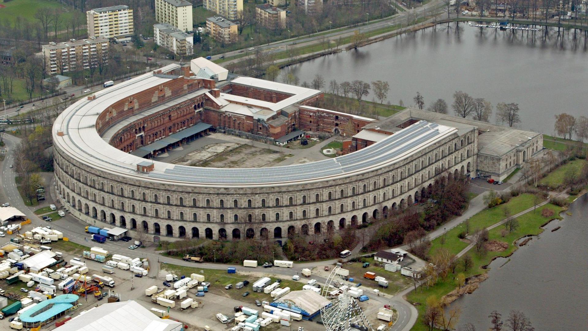 Die alte Kongresshalle und jetziges Dokumentationszentrum in Nürnberg am Dienstag (12.04.2005). Die alte Kongresshalle und jetziges Dokumentationszentrum in Nürnberg am Dienstag (12.04.2005).