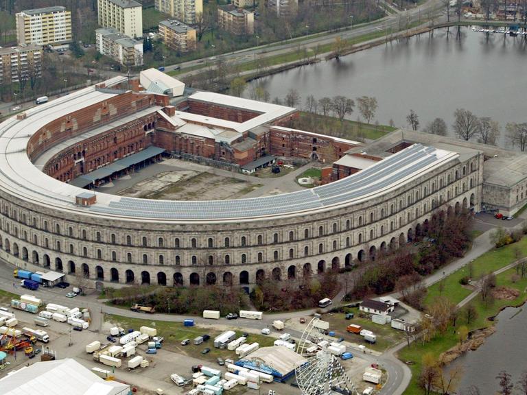 Die alte Kongresshalle und jetziges Dokumentationszentrum in Nürnberg am Dienstag (12.04.2005).