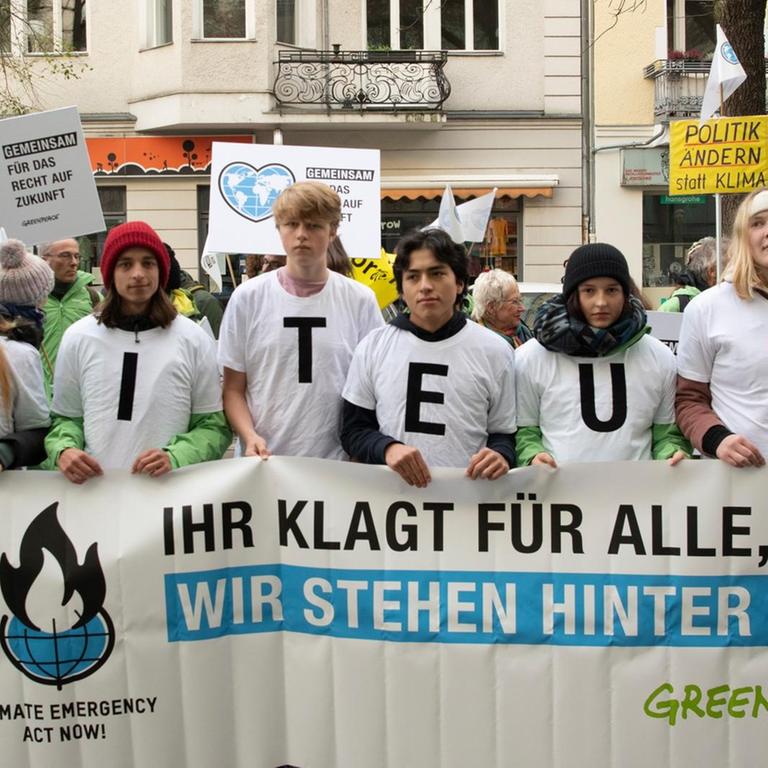 Demonstranten stehen vor dem Berliner Verwaltungsgericht. Dort wird eine Klage gegen die Klimapolitik der Bundesregierung verhandelt. Die Kläger sehen ihre Existenzgrundlage durch den Klimawandel bedroht und ihre Grundrechte verletzt. Demonstranten stehen vor dem Berliner Verwaltungsgericht. Dort wird eine Klage gegen die Klimapolitik der Bundesregierung verhandelt. Die Kläger sehen ihre Existenzgrundlage durch den Klimawandel bedroht und ihre Grundrechte verletzt.
