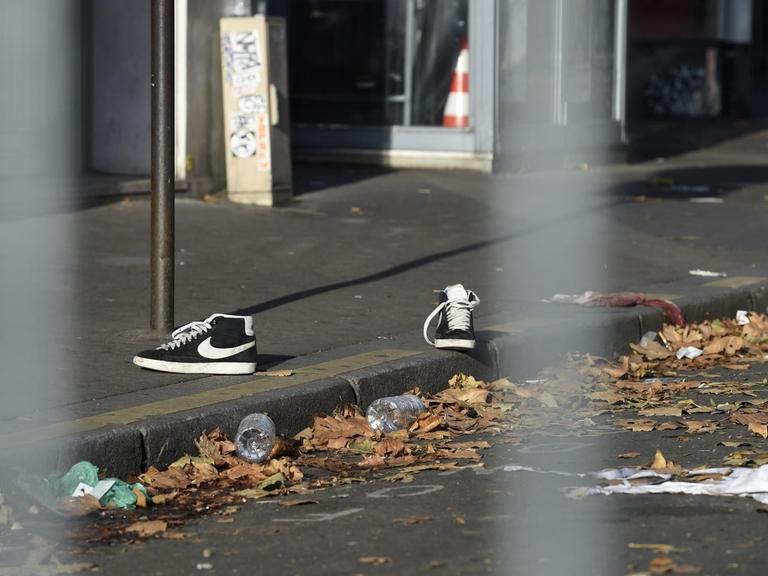 Ein Paar Schuhe liegt auf einer Straße vor der Pariser Konzerthalle Bataclan.