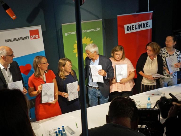 Die Landes- und Fraktionsvorsitzenden von SPD, Grünen und Linken in Bremen nach der Unterzeichnung des Koalitionsvertrages.