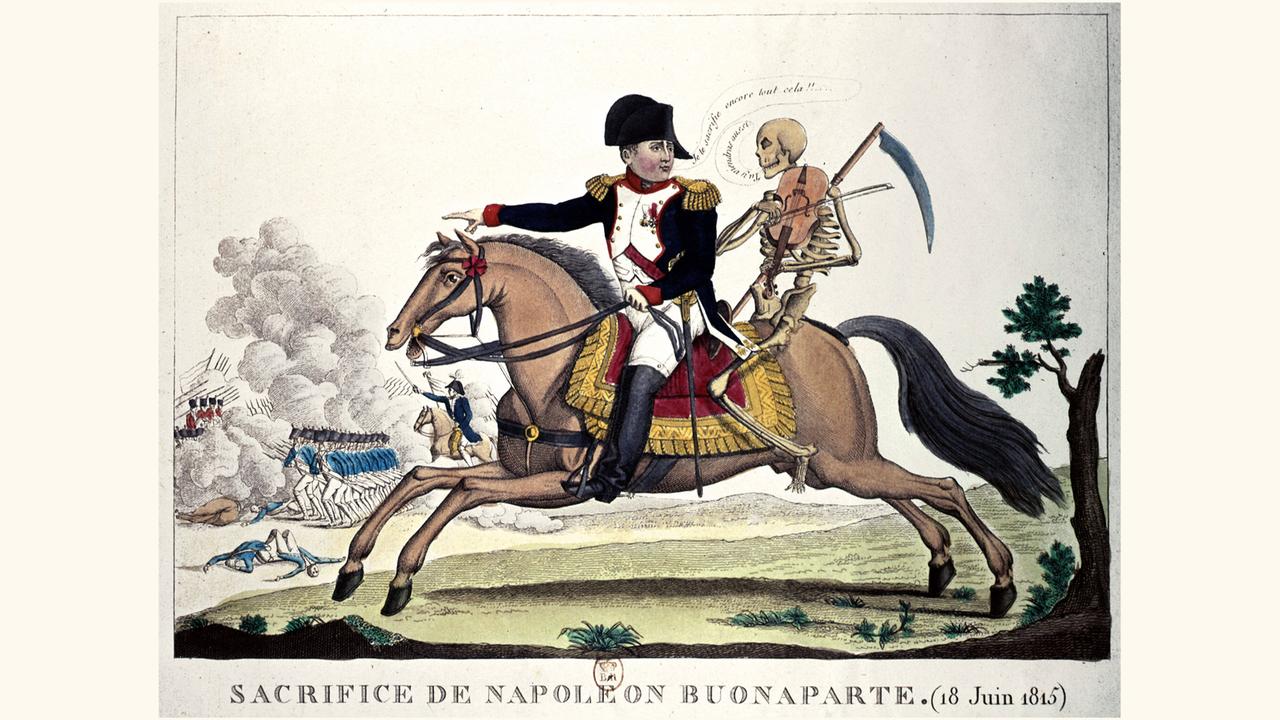 Zeitgenössiche Karikatur: Napoleon bei der Schlacht von Waterloo 1815, hinter ihm sitzt ein Gerippe mit Sense mit auf dem Pferd