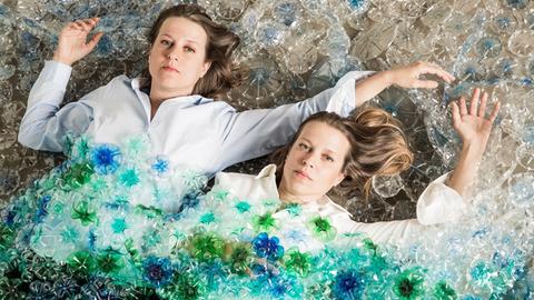 Das argentinische Schwestern-Duo Laura und Gianna Caronni. 2019 haben die Musikerinnen ihr Album "Santa Plastica" herausgebracht.