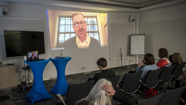 "Uncreative Writer" Kenneth Goldsmith über Skype auf dem Kölner Kongress 2018