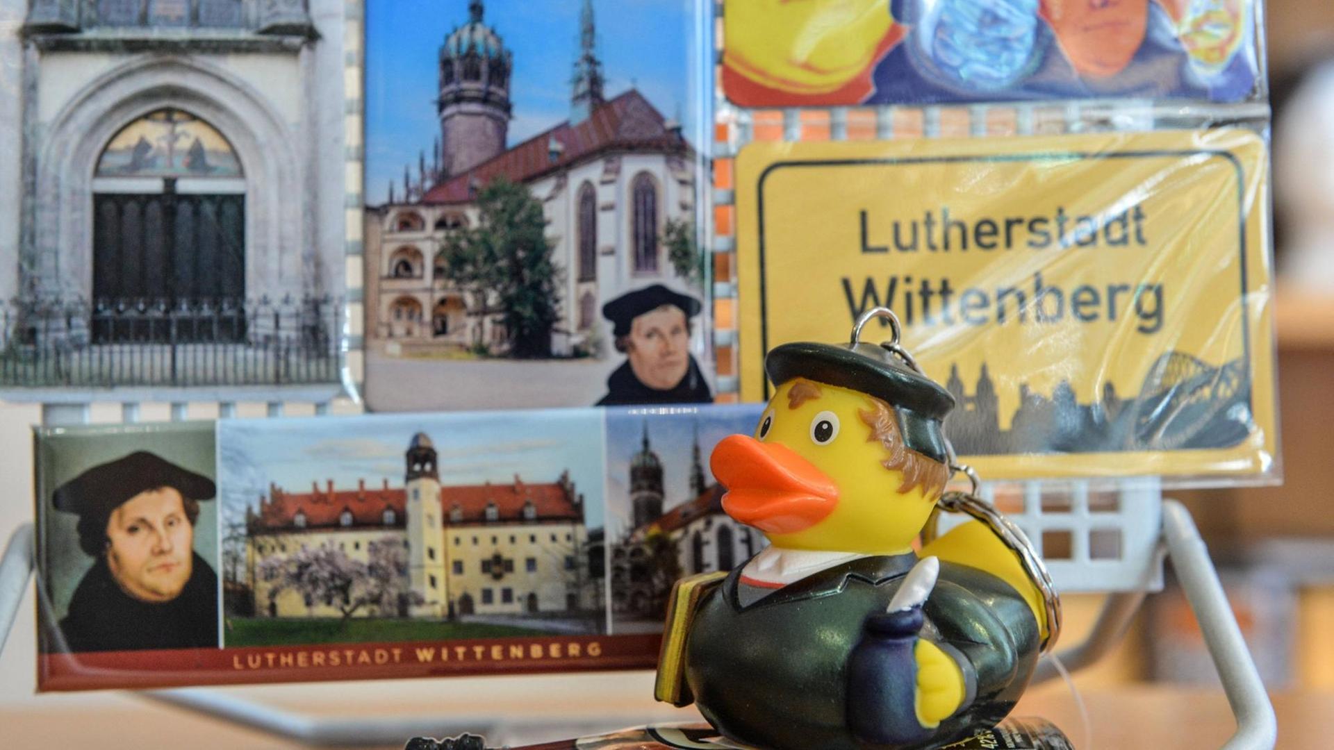 Luther-Souvenirs in Wittenberg. Statt Luther-Kult fordert Autor Erik Flügge lebendige Identifikationsfiguren in der evangelischen Kirche