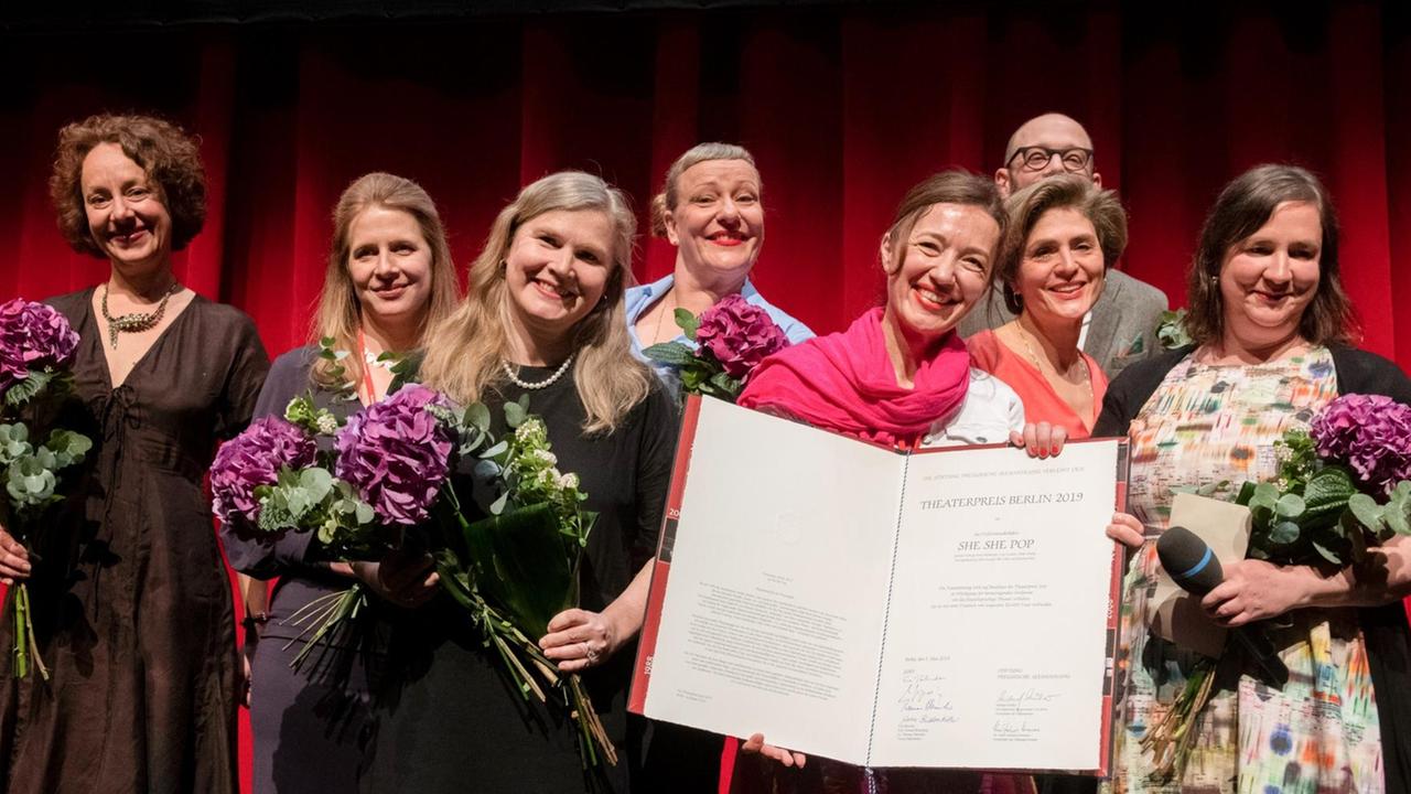 Die Mitglieder des Bühnenkollektivs She She Pop zeigen nach der Verleihung des Berliner Theaterpreises ihre Urkunde.