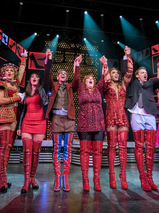 Die Darsteller des Musicals "Kinky Boots" stehen auf der Bühne.